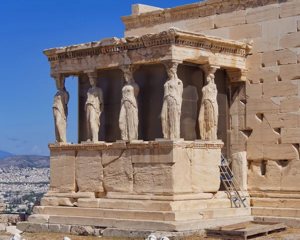 Karyatider unga kvinnor statyer, Aten, Grekland — Stockfoto