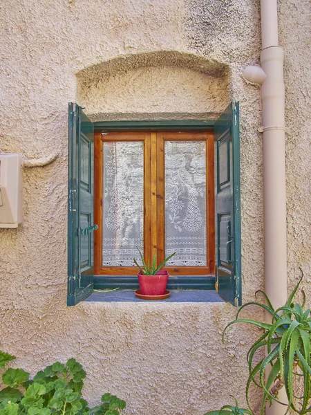 Fenster und Blumentopf, Insel Chios — Stockfoto