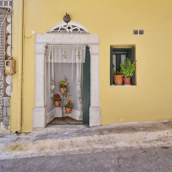 Entrada a la casa y macetas, Grecia — Foto de Stock