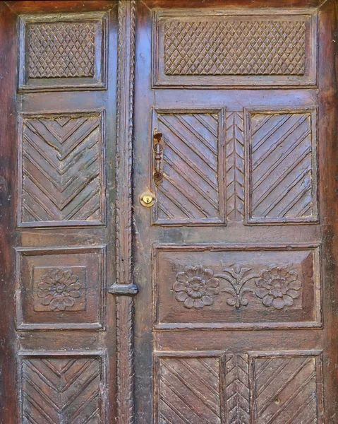 Ornate velha porta de madeira — Fotografia de Stock