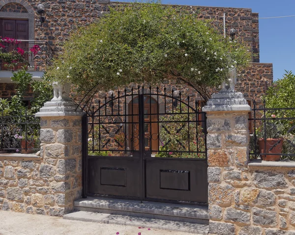 家の入口とジャスミンの植物のアーチ — ストック写真