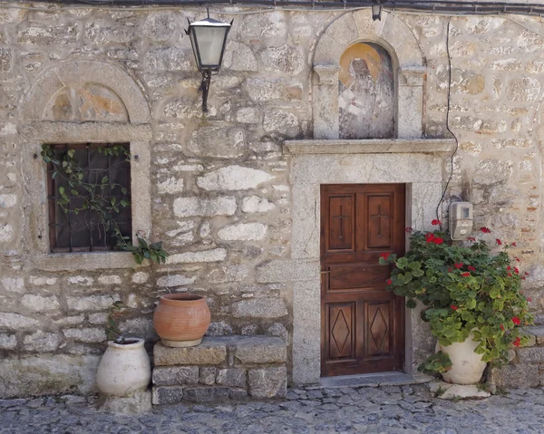 Kilise girişinde ve Çiçeklik — Stok fotoğraf