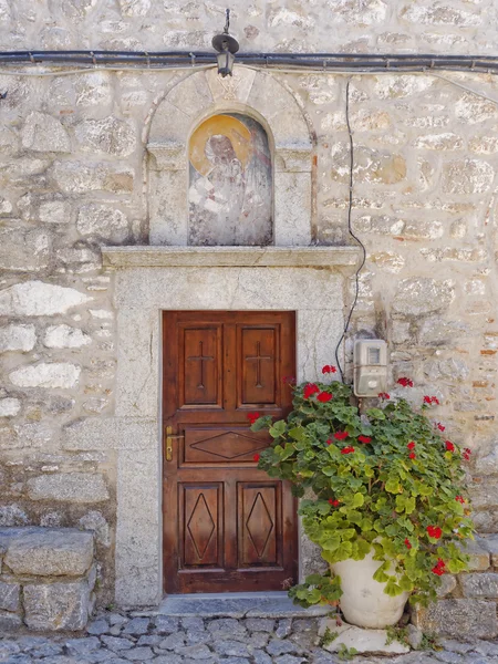 Entrada da igreja e vasos de flores — Fotografia de Stock