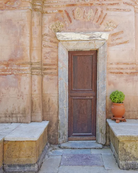 Дверь и цветочный горшок — стоковое фото