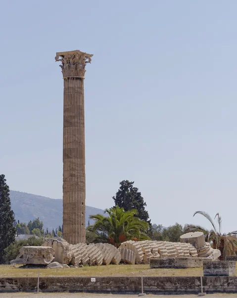 Single column of the temple of Olympian Zeus, Athens — Stock Photo, Image