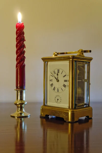 旧青铜钟和红蜡烛 — 图库照片
