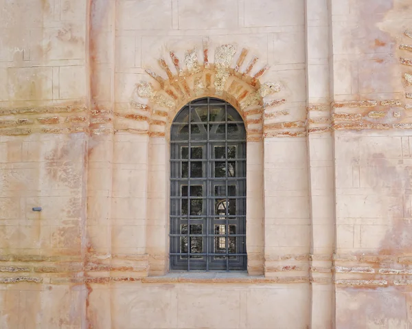 Janela arqueada velha — Fotografia de Stock