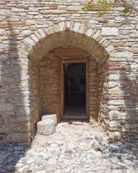 Entrée de l'église médiévale — Photo