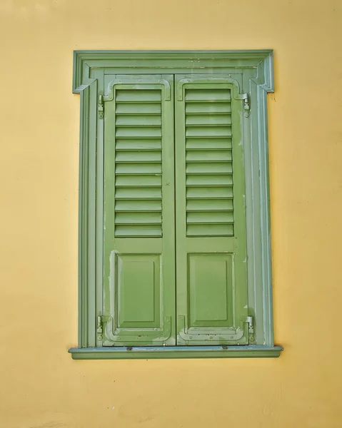 Yeşil pencere, okra duvar — Stok fotoğraf