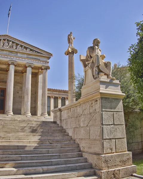 Socrate le philosophe et Apollon le dieu des arts devant l'université nationale d'Athènes — Photo