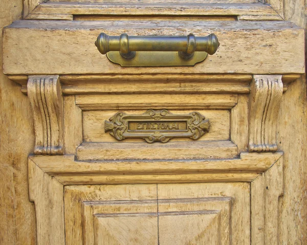 Eleganckie drzwi uchwyt i postbox bliska — Zdjęcie stockowe