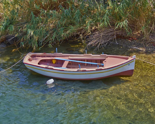 Рыбацкая лодка на тихом пляже — стоковое фото