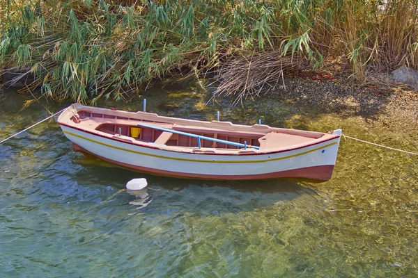 Horgászcsónak csendes Beach — Stock Fotó