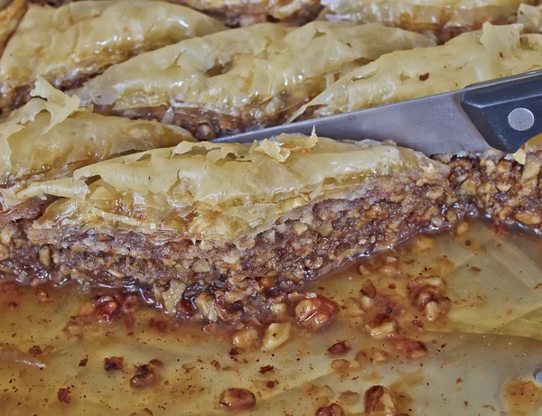 Baklava schneiden, orientalische Gourmet-Wüste — Stockfoto