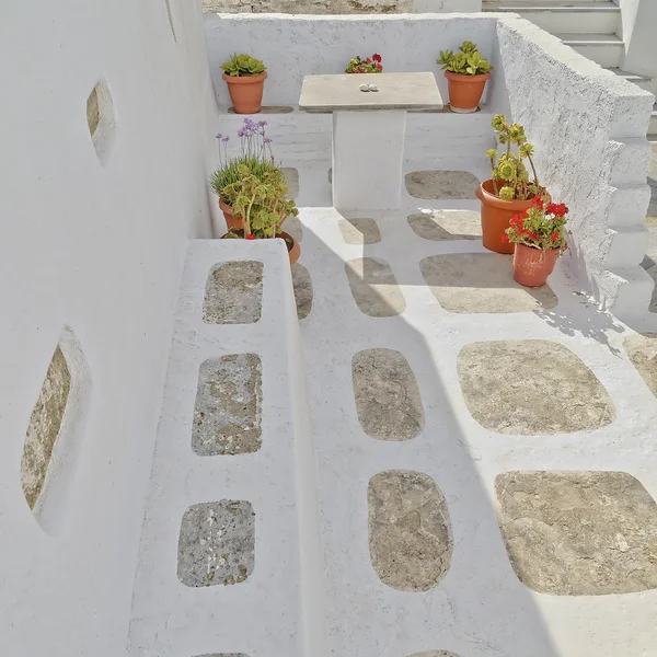 Bloempotten in een witte huis-Tuin — Stockfoto