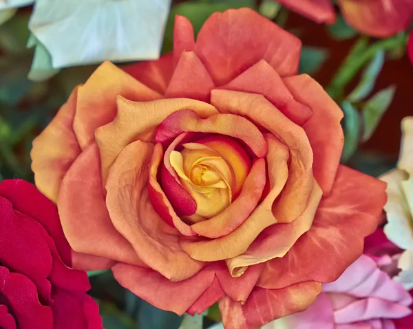 手作りと偽のオレンジ色のバラの花 — Stock fotografie