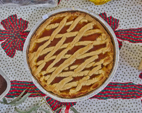 Nudelauflauf, Marmeladenkuchen — Stockfoto