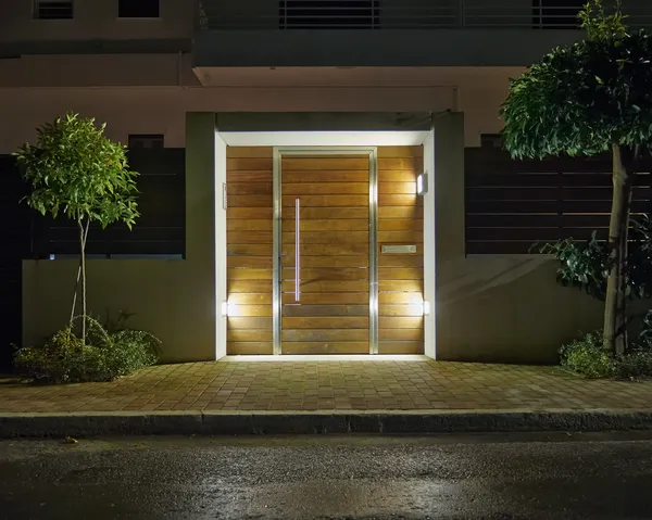 Moderna hus entré nattvisning — Stockfoto