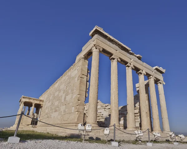 Extrémní perspektivy strany Erechtheia chrámu, Athénách, Řecko — Stock fotografie