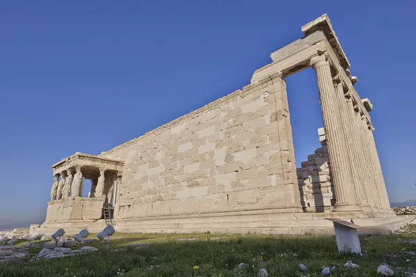 Prospettiva estrema del tempiale del erechtheion, Acropolis di Atene, Grecia — Foto Stock