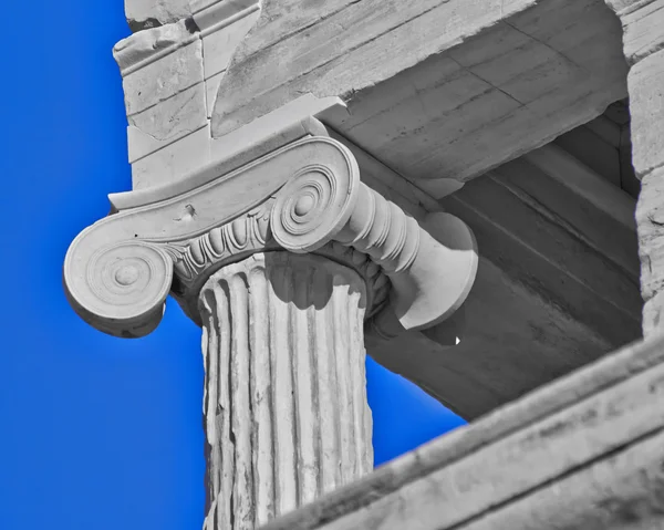 Detalhe da coluna de ordem ioniana antiga em preto e branco — Fotografia de Stock