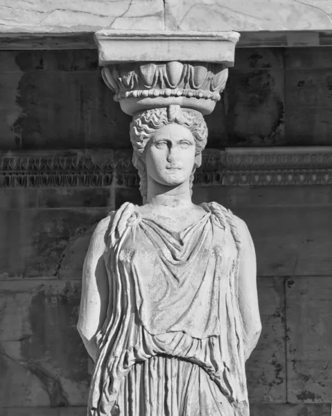 Caryatid antiga estátua em preto e branco — Fotografia de Stock