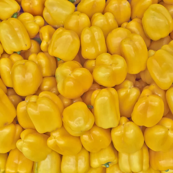 Coloridos pimientos amarillos en venta — Foto de Stock