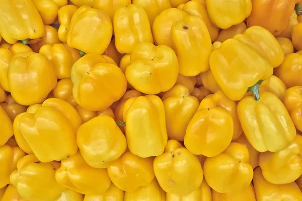 Colorati peperoni gialli in vendita — Foto Stock