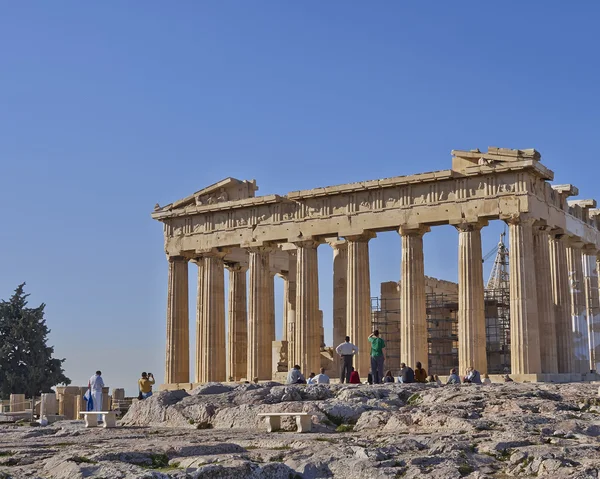 Atenas Grecia, Turistas frente al partenón —  Fotos de Stock