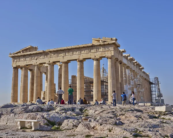 Atenas Grecia, Turistas frente al partenón —  Fotos de Stock