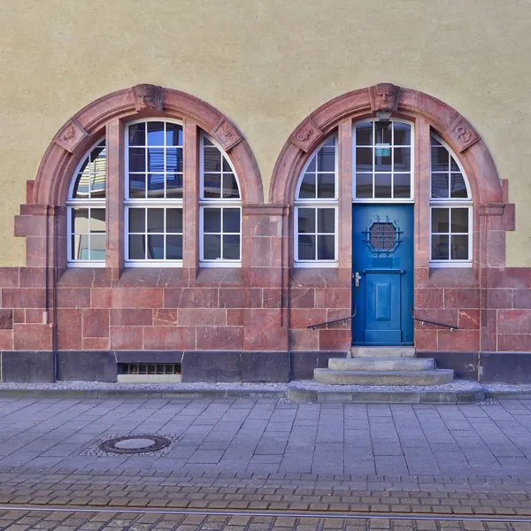 Eingang mit gewölbter blauer Tür und Fenstern, Mitteleuropa — Stockfoto
