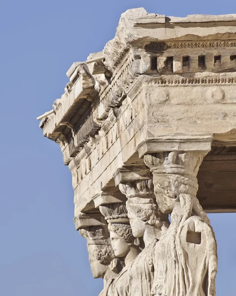 Caryatides estátuas gregas antigas, e céu azul como espaço para o texto — Fotografia de Stock