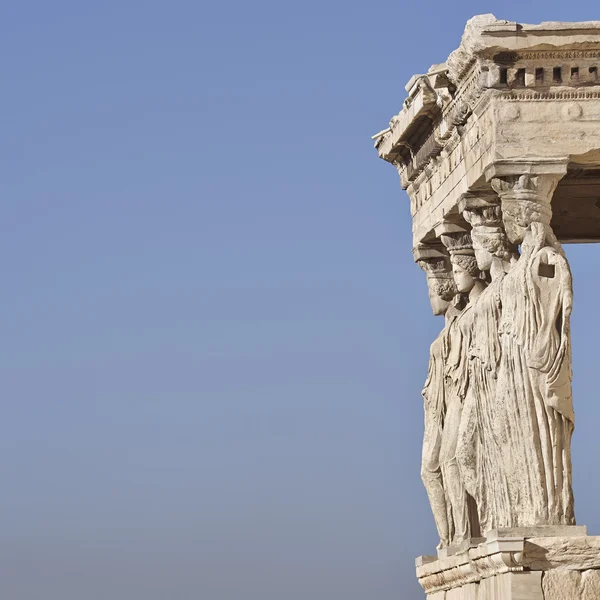 Caryatides estatuas griegas antiguas, y el cielo azul como espacio para el texto — Foto de Stock