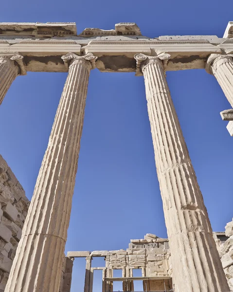 Ungewöhnliche Ansicht des antiken griechischen Gebäudes, Athener Akropolis — Stockfoto