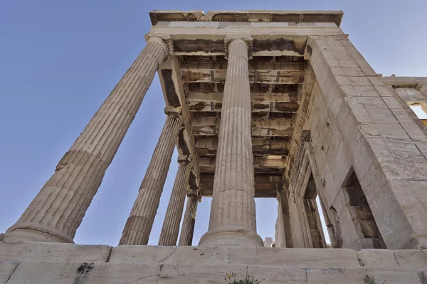 Vista inusual del antiguo templo griego, Atenas acrópolis —  Fotos de Stock