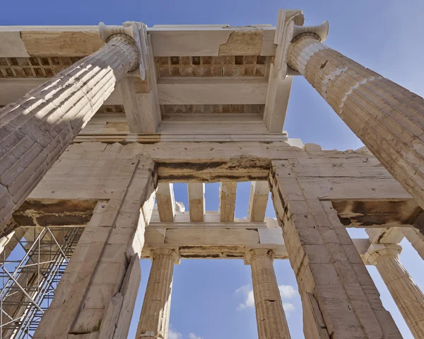 Perspectiva central, edifício grego antigo, acrópole de Atenas — Fotografia de Stock