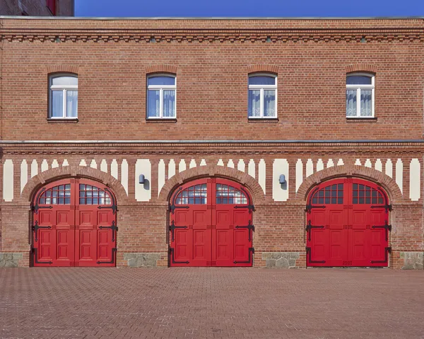 三个大红色的门和四扇窗户，firesquad 站 — 图库照片