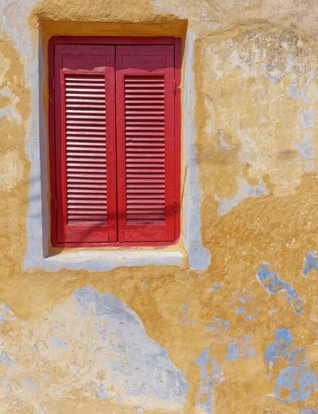 Levendige Rode Luiken Raam Verweerde Muur Athene Griekenland — Stockfoto