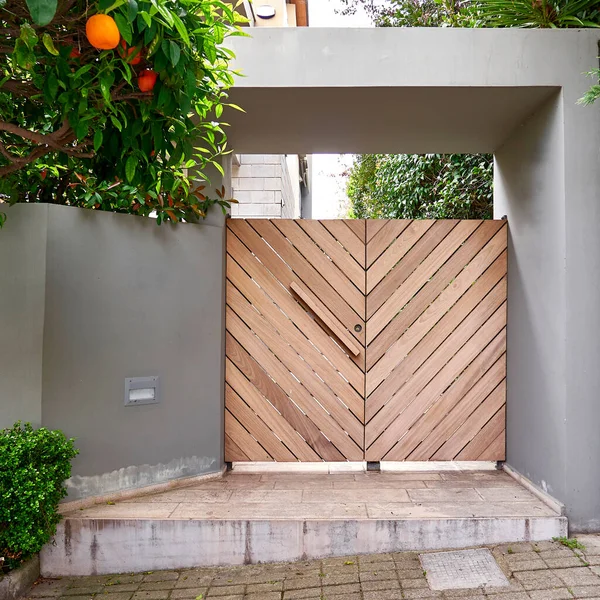 Casa Contemporánea Acogedora Puerta Madera Entrada Naranjo — Foto de Stock