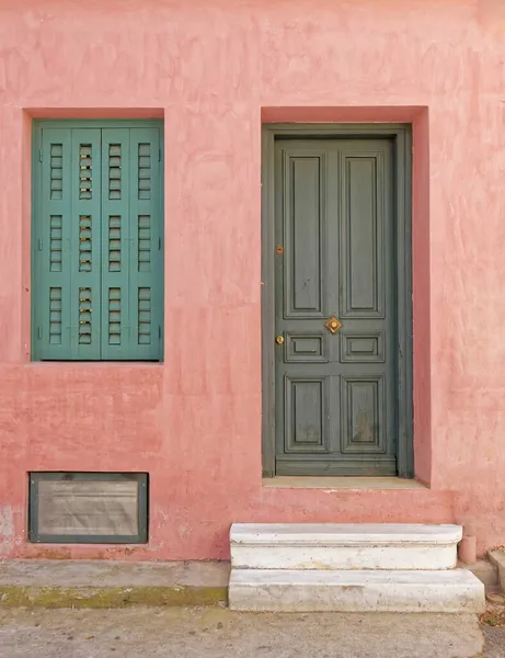 Magentafarbene Hausfassade Mit Grünem Fenster Und Eingangstür Athen Griechenland Plaka — Stockfoto