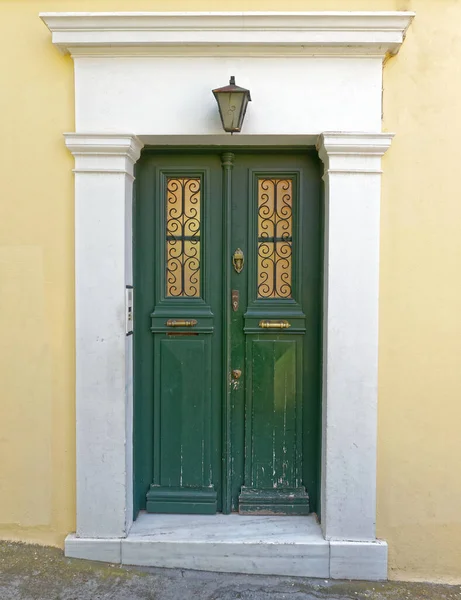 Beyaz Çerçeveli Girişi Yeşil Kapı Atina Yunanistan Plaka Mahallesi — Stok fotoğraf