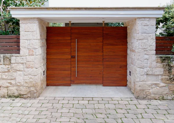 Nowoczesny Dom Wejście Drewniane Drzwi Ateny Grecja — Zdjęcie stockowe