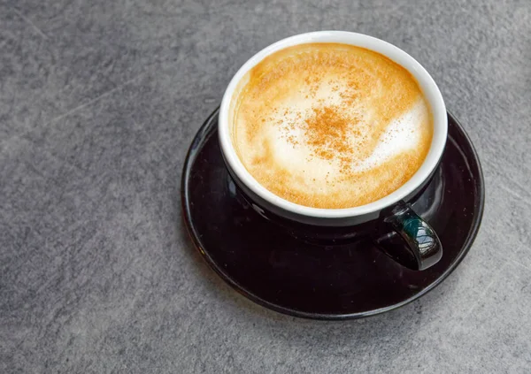 Cangkir Hitam Cappuccino Bergaya Italian Dengan Latar Belakang Granit Abu — Stok Foto