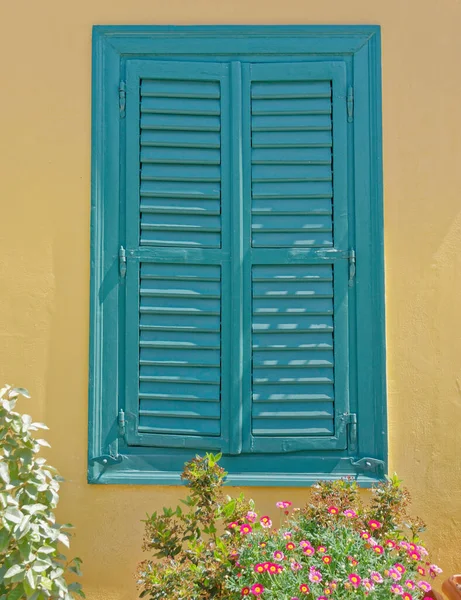 Coloridos Persianas Verdes Ventana Pared Del Ocre Barrio Plaka Atenas — Foto de Stock