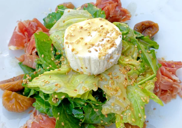 Talyan Jambonu Ricotta Peynirli Yeşil Salata — Stok fotoğraf