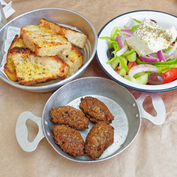 ギリシャのサラダ 肉団子 トーストパンが添えられています — ストック写真