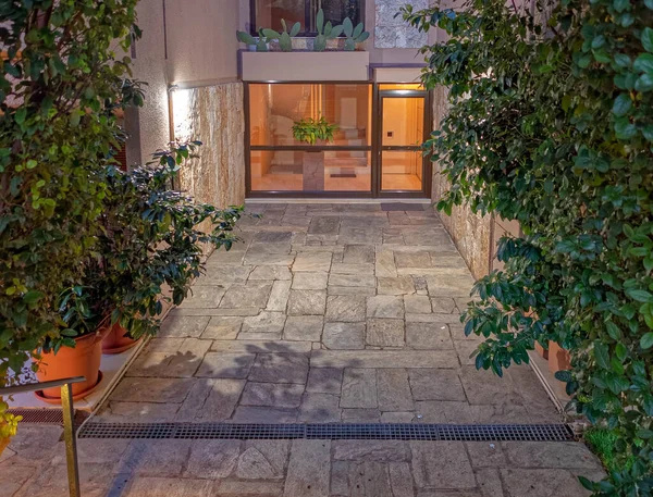 エレガントなアパートメントの建物の入り口の夜景 アテネギリシャ — ストック写真