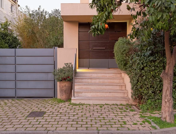 Vista Noche Elegante Puerta Escaleras Entrada Casa Atenas Grecia — Foto de Stock