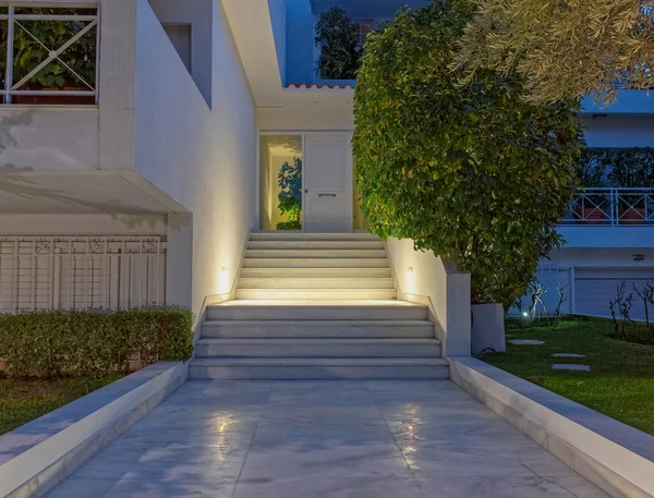 Weiße Marmortreppe Zum Modernen Hauseingang Mit Nachtsicht Athen Griechenland — Stockfoto