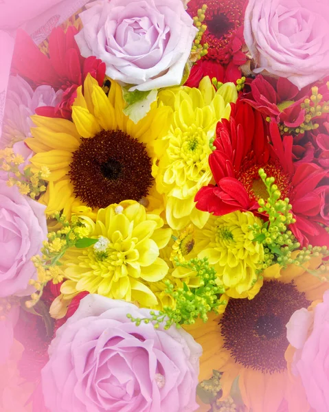 Weiche Und Luftige Sonnenblumen Chrysanthemen Und Rosen Strauß Draufsicht Gefiltertes — Stockfoto